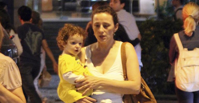 Paula Braun passeia com a filha no Rio de Janeiro