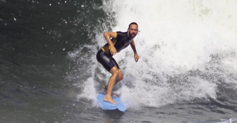 Gabriel, O Pensador pratica surfe no Rio de Janeiro