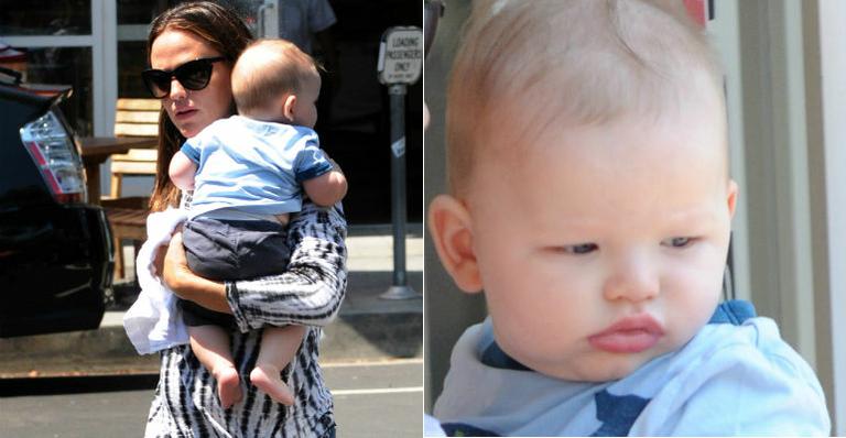 Jennifer Garner passeia com o pequeno Samuel
