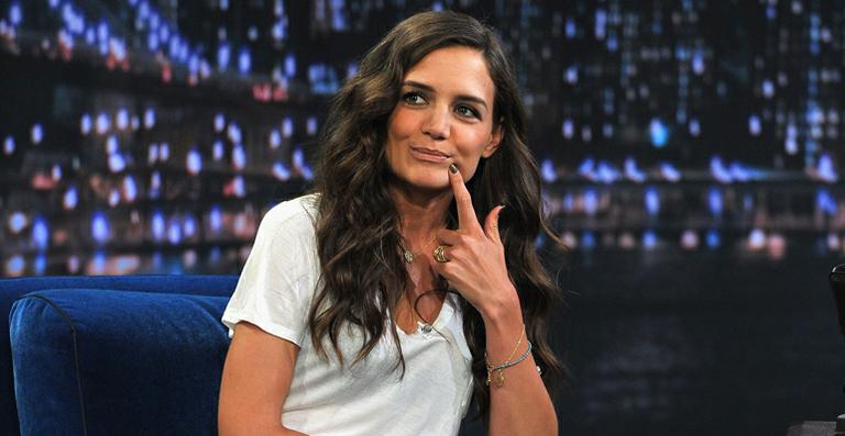 Katie Holmes é convidada como jurada em programa fashion