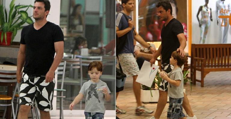 Rodrigo Lombardi em dia de passeio com o filho Rafael