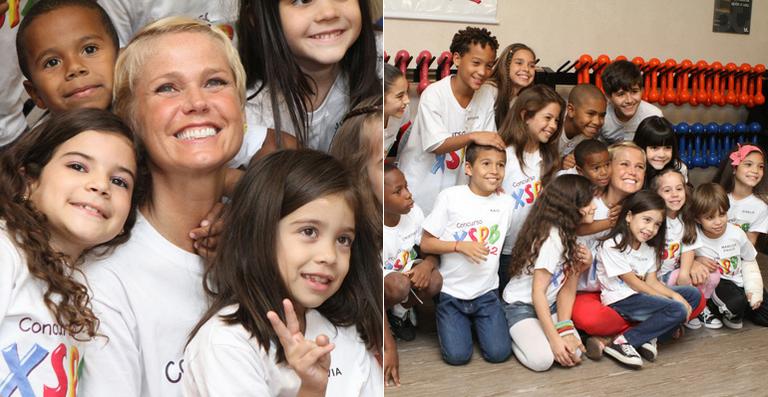 Xuxa faz surpresa para crianças durante a grande final de concurso para seu próximo DVD