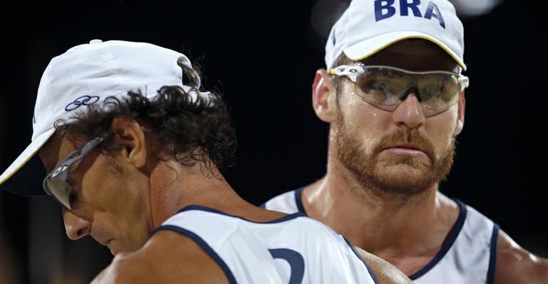 Alison e Emanuel perdem a final do vôlei de praia para dupla alemã e ficam com a prata