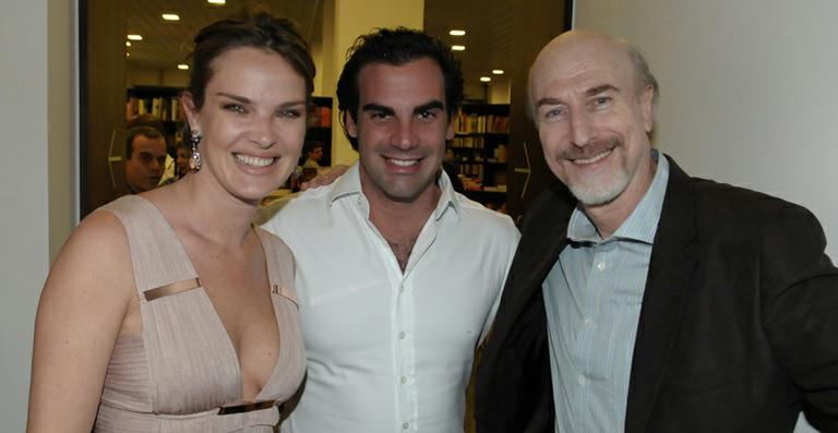 Letícia Birkheuer e Alexandre Furmanovich parabenizam o diretor Odilon Wagner