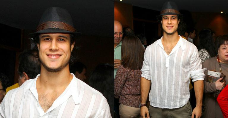 Estilo de Emiliano D’Ávila em noite no teatro