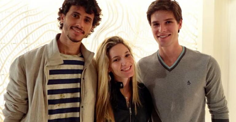 Jonatas Faro recebe a visita da irmã no estúdio de ‘Cheias de Charme’