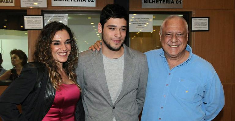 Bruno Fagundes reúne os pais em noite de Bibi Ferreira no teatro