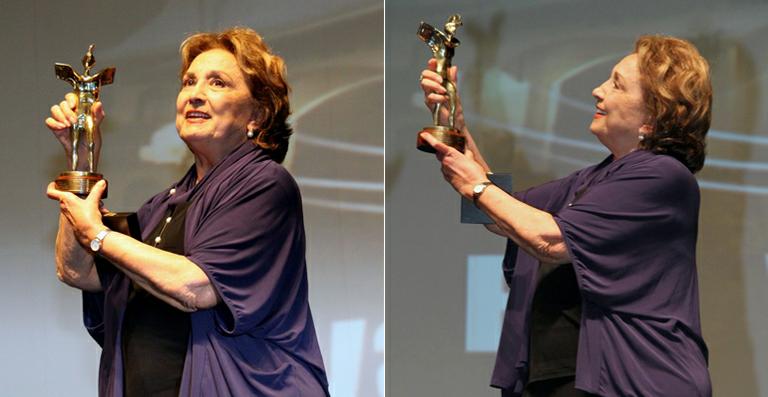 Eva Wilma recebe troféu no Festival de Cinema de Gramado
