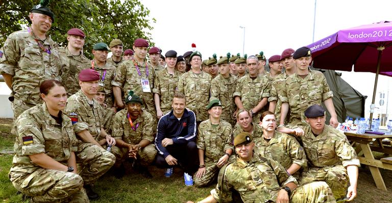 David Beckham visita exército britânico no complexo olímpico