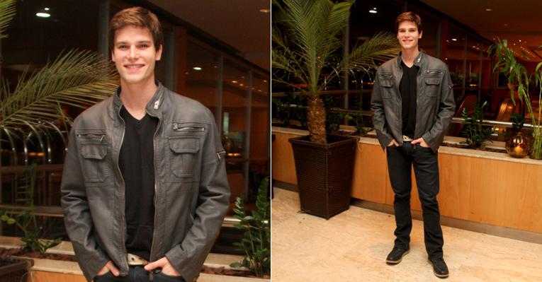 Jonatas Faro vai ao aniversário de promoter no Rio de Janeiro