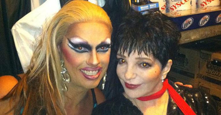 Liza Minnelli canta em competição de drag queens