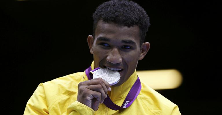Brasileiro Esquiva Falcão perde a final por um ponto e conquista prata inédita no boxe