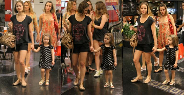 Luiza Valdetaro passeia com Malu no shopping