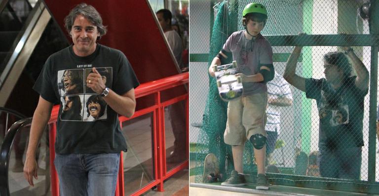 Alexandre Borges confere as manobras do filho no skate