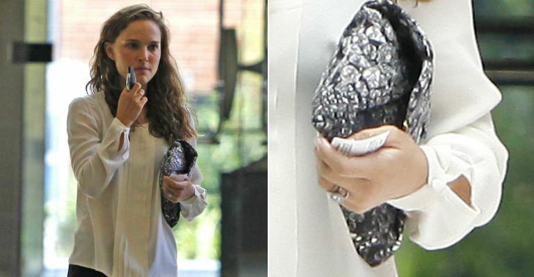 Natalie Portman exibe aliança de casamento
