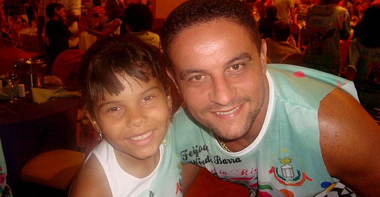 Atriz mirim Laura Barreto relembra momentos divertidos na companhia do pai