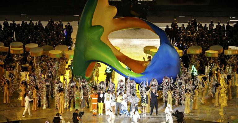 Alessandra Ambrosio, Marisa Monte e Seu Jorge brilham no encerramento da Olimpíada