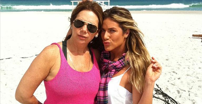 Giovanna Ewbank publica foto descontraída com a mãe na praia