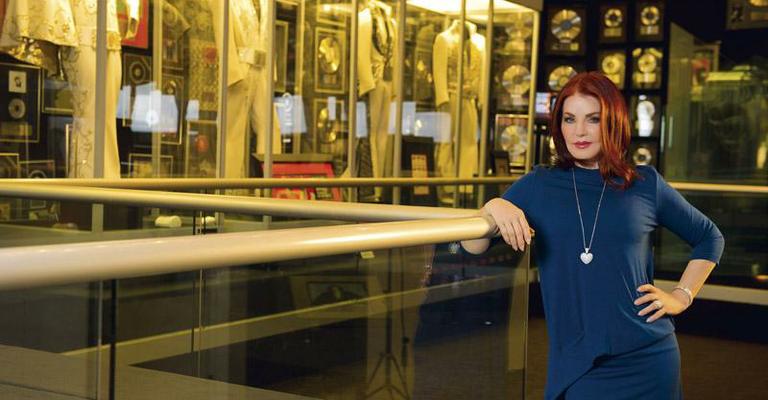 Priscilla Presley, viúva de Elvis Presley, vem ao Brasil com exposição sobre o Rei