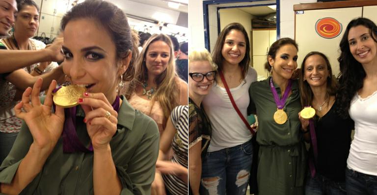 Ivete Sangalo brinca com medalha olímpica de ouro