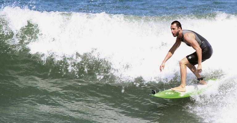 Rodrigo Santoro pratica surfe no Rio de Janeiro