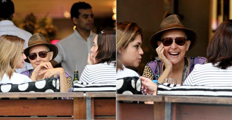 Betty Lago almoça com ex-colegas do elenco de ‘Vidas em Jogo’