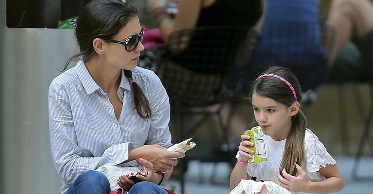 Katie Holmes e Suri fazem passeio por Nova York