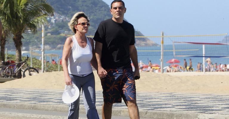 Ana Maria Braga se exercita com o marido no Rio de Janeiro
