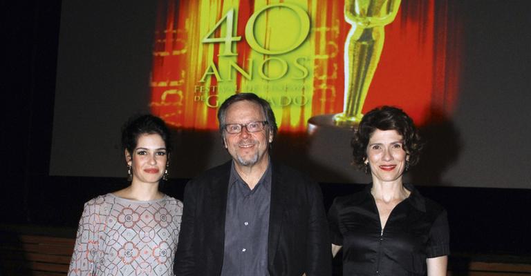 Eva Wilma é homenageada com troféu em Gramado