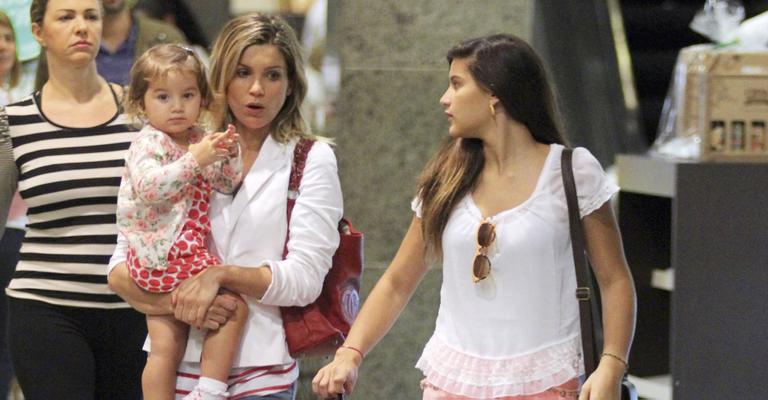 Flávia Alessandra passeia em shopping com as filhas