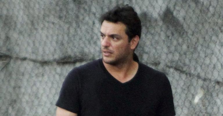 Rodrigo Lombardi passeia com o herdeiro em shopping