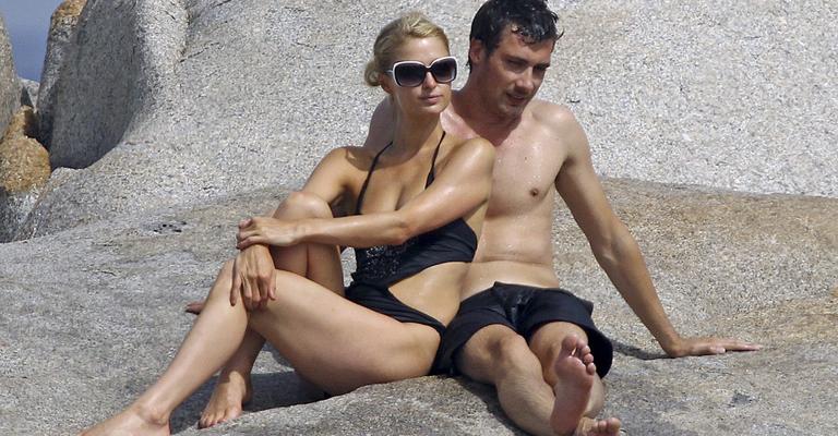 Paris Hilton curte o verão europeu com affaire