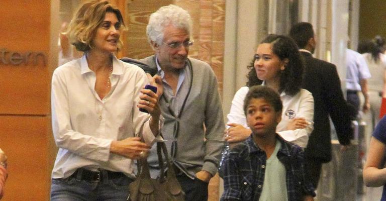Mônica Torres vai ao shopping com a família