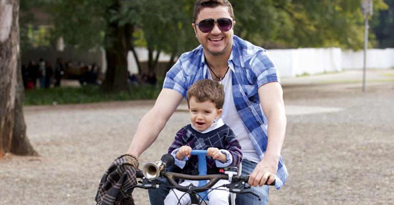 Maurício Manieri anda de bike com o filho no Ibirapuera