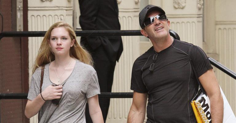 Antonio Banderas acompanha a filha em tarde de compras em Nova York
