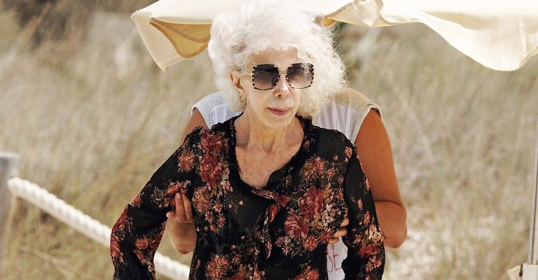 Duquesa de Alba aproveita praia em Ibiza
