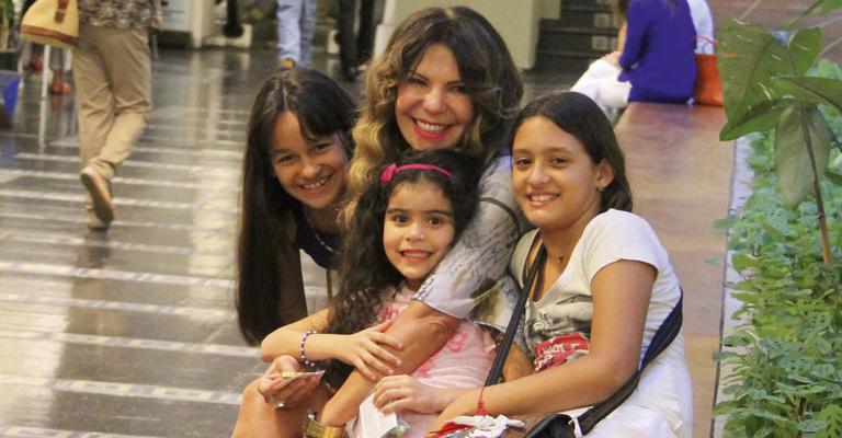 Elba Ramalho se diverte com as filhas