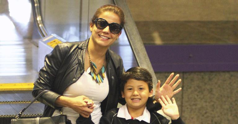 Nívea Stelmann esbanja simpatia ao lado do filho