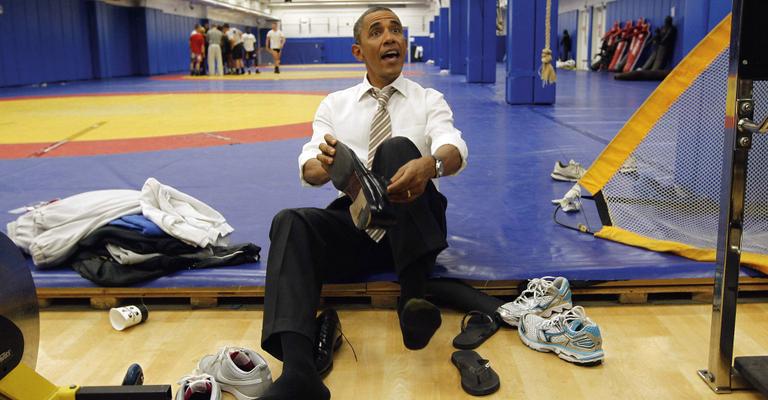 Barack Obama surpreende e tira os sapatos sociais para entrar no tatame