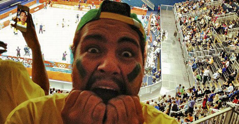 Tiago Abravanel torce pleo Brasil em jogo de vôlei em Londres