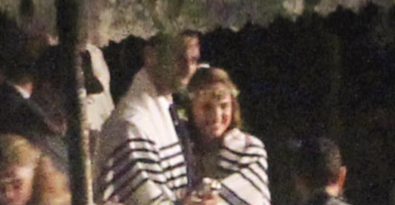 Natalie Portman sobe ao altar na Califórnia