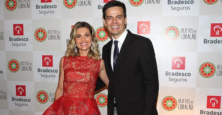 Flávia Alessandra e Otaviano Costa recebem amigos para leilão do bem