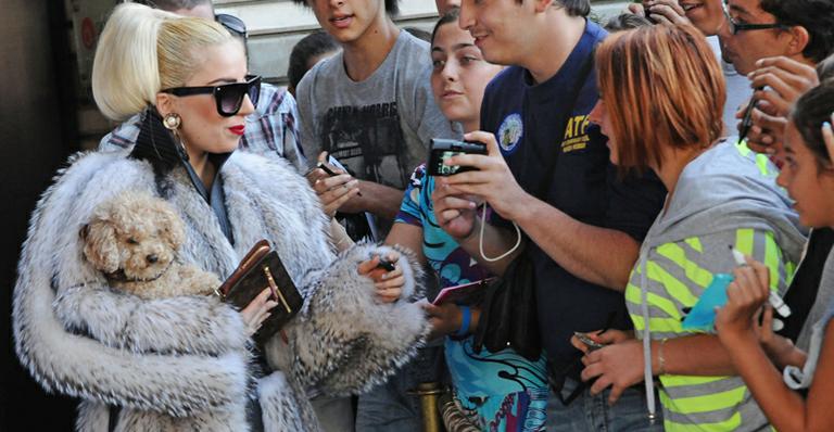 Lady Gaga usa casaco de pele e provoca PETA