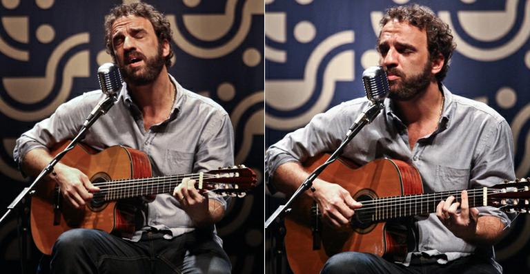 Marcelo Camelo exibe aliança de casamento em show