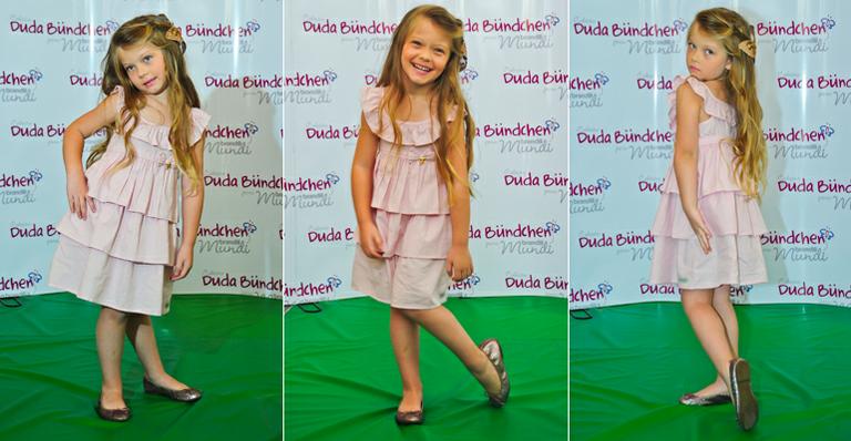 Duda Bündchen estreia na passarela