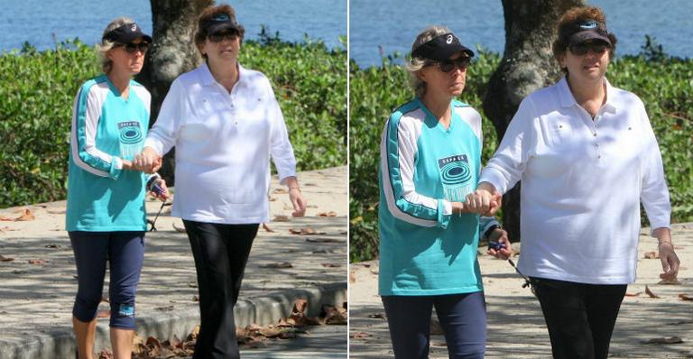 Claudia Jimenez faz passeio após cirurgia