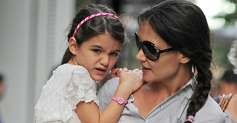 Katie Holmes viaja com Suri para sua cidade natal, onde a dupla faz compras no shopping
