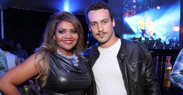 Gaby Amarantos e Rodrigo Andrade curtem show sertanejo no Rio