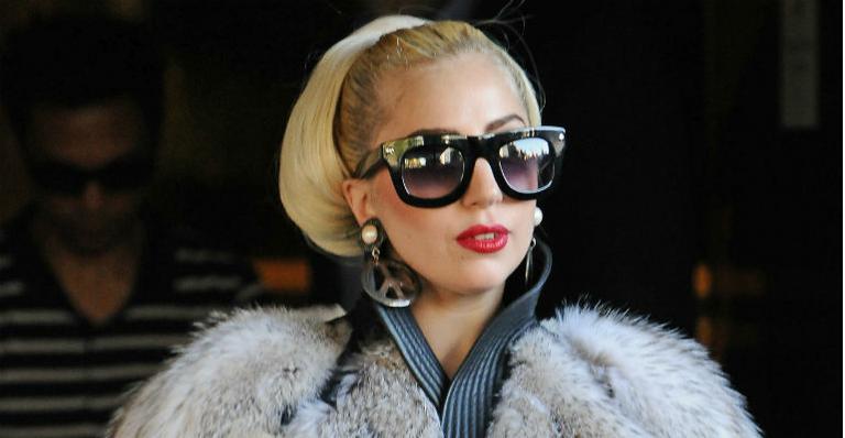 No Twitter, Lady Gaga comenta a boa forma física do Príncipe Harry
