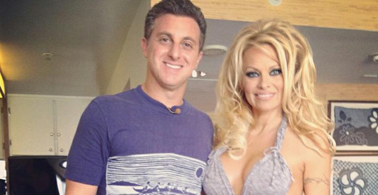 No Havaí, Luciano Huck grava matéria com Pamela Anderson para o ‘Caldeirão’